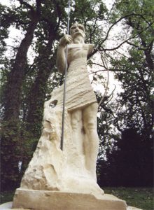 stein-skulptur-im-park