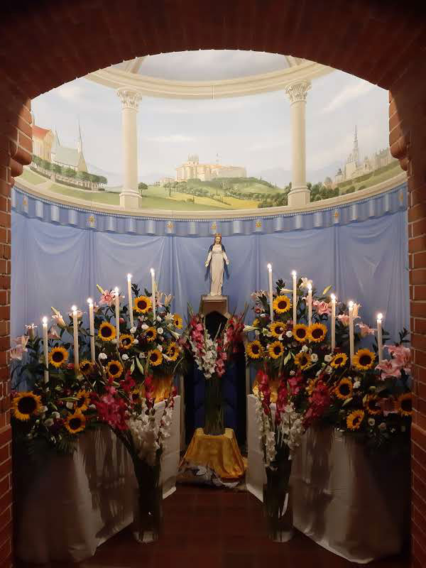marienfigur-in-der-ausgemalten-kapelle-im-institut-st-philipp-neri